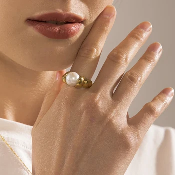 Divatos természetes gyöngygyöngyök aranyozott réz fém csavart croissant vaskos gyűrűk nőknek Esküvői szerencsés ékszerek