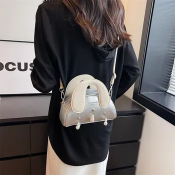 Retro kontraszt crossbody táska nőknek 2023 Új divat gyöngy dekoráció ezüst PU táska sokoldalú egy válltáska kézi táska