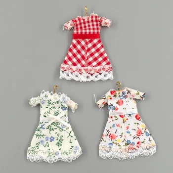 1/12 Babaház miniatűr kiegészítők Mini virágos ruha akasztóval Szimuláció baba ruházat modell játékok babaház dekorációhoz