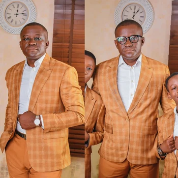 Narancssárga kockás férfi öltöny Személyre szabott 2 részes Egygombos Modern blézer nadrág Divat Hivatalos Üzleti Esküvő Ok-okozati szalagavató Szabott